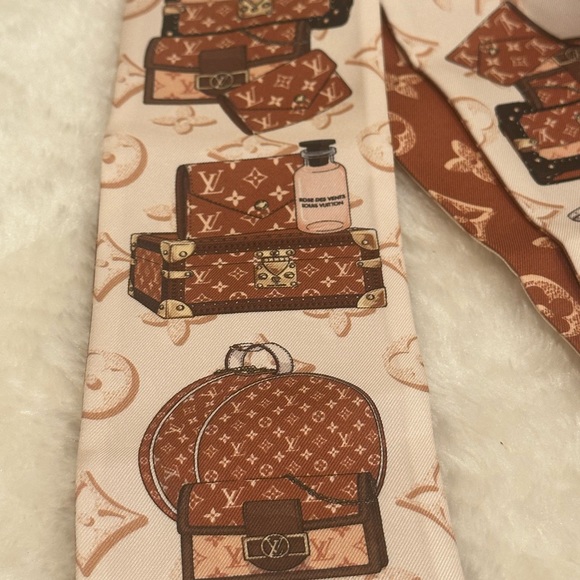 Louis Vuitton bandeau twilly✨ - Picture 7 of 8